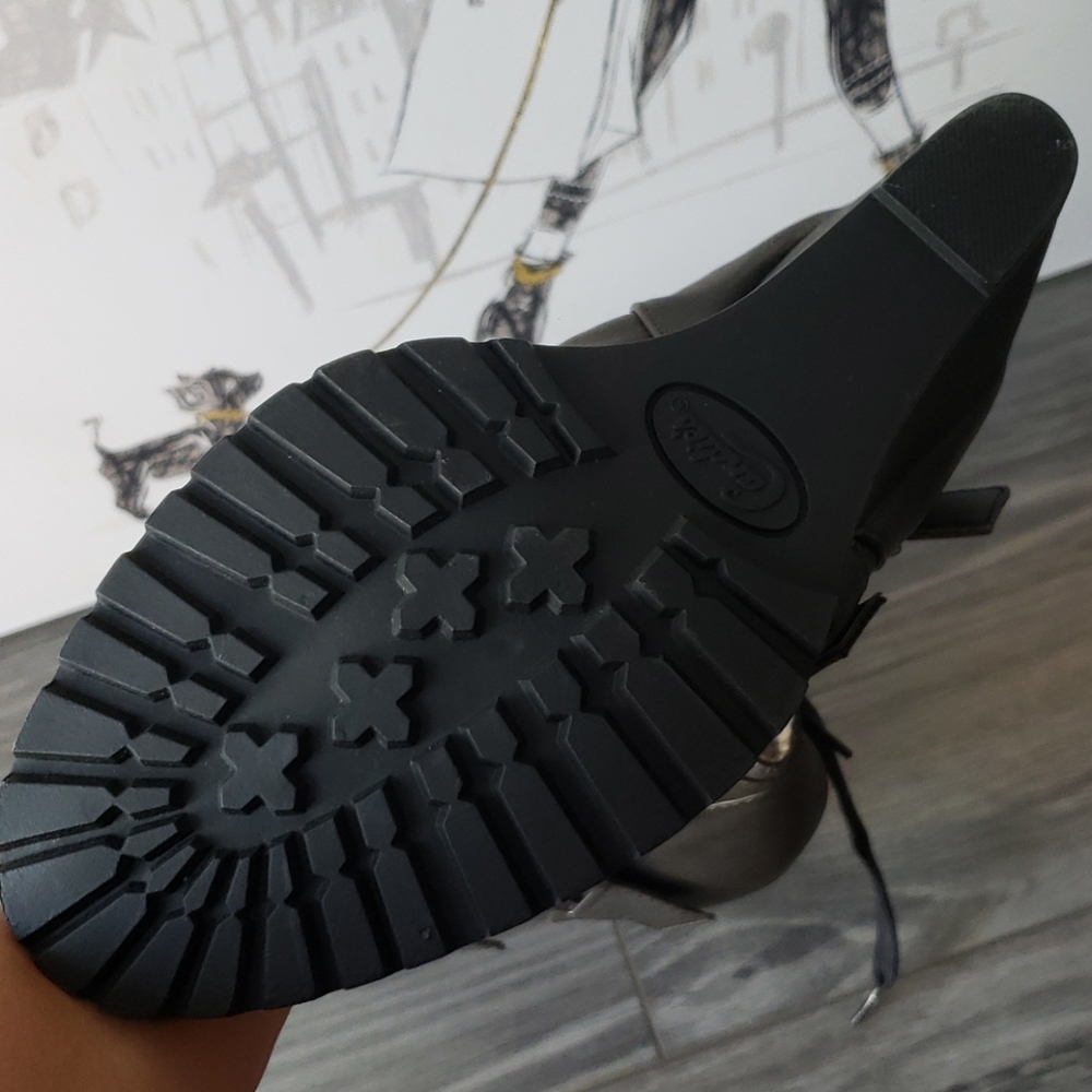 Boots - Picture 3 of 4